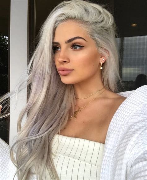 morena com cabelo platinado